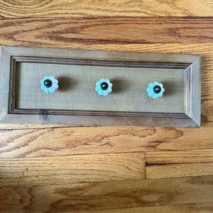 Small wall decor. Perfect for bathroom to hang towels/robes. Never been used.